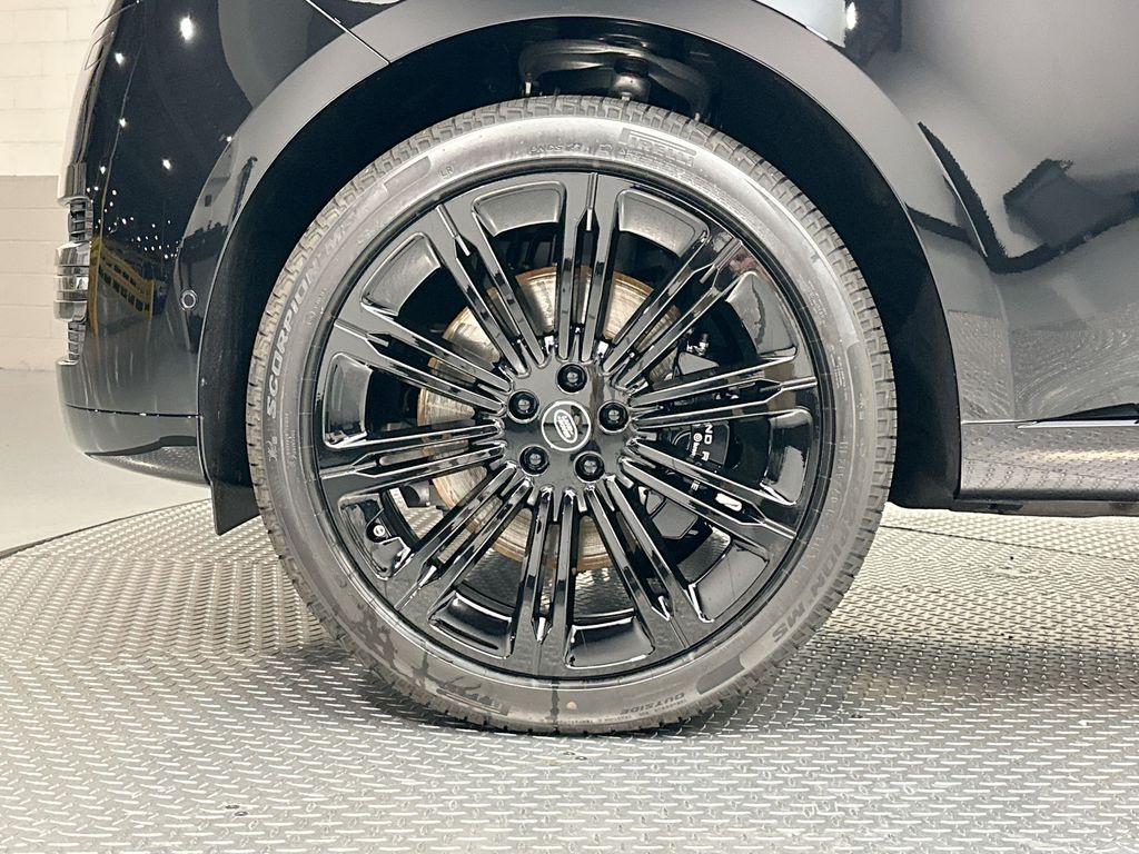 2025 Land Rover Range Rover SE photo 4