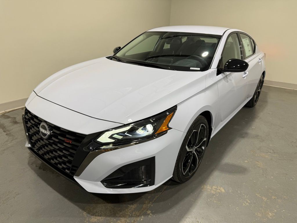 2025 Nissan Altima SR photo 2