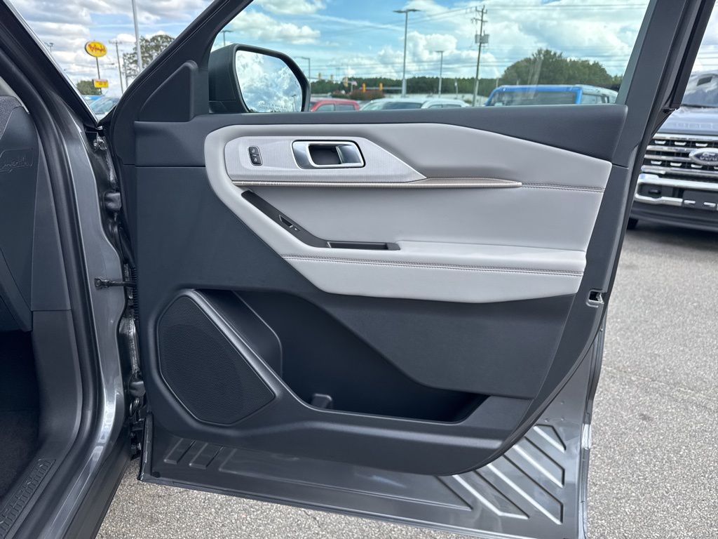 2025 Ford Explorer photo 22