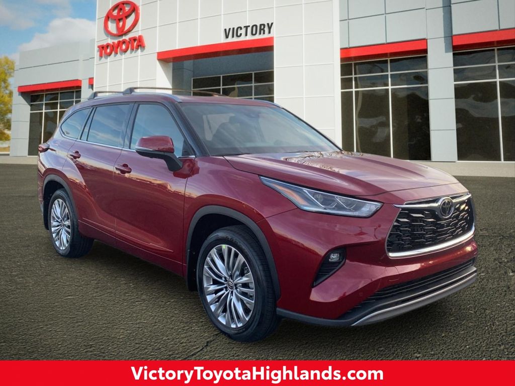 2025 Toyota Highlander Platinum's photo