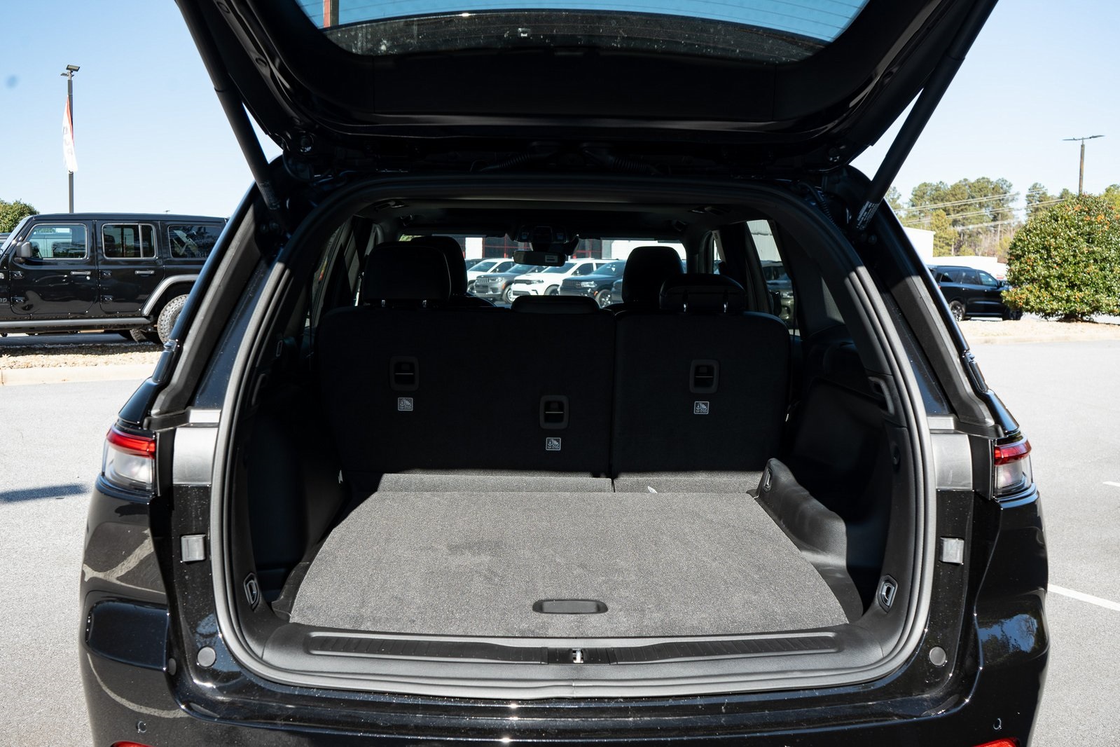 2025 Jeep Grand Cherokee Laredo Altitude photo 3