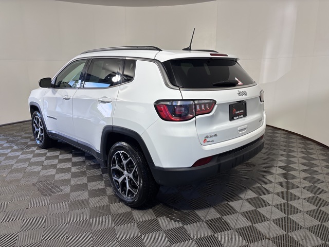 2024 Jeep Compass Latitude photo 4