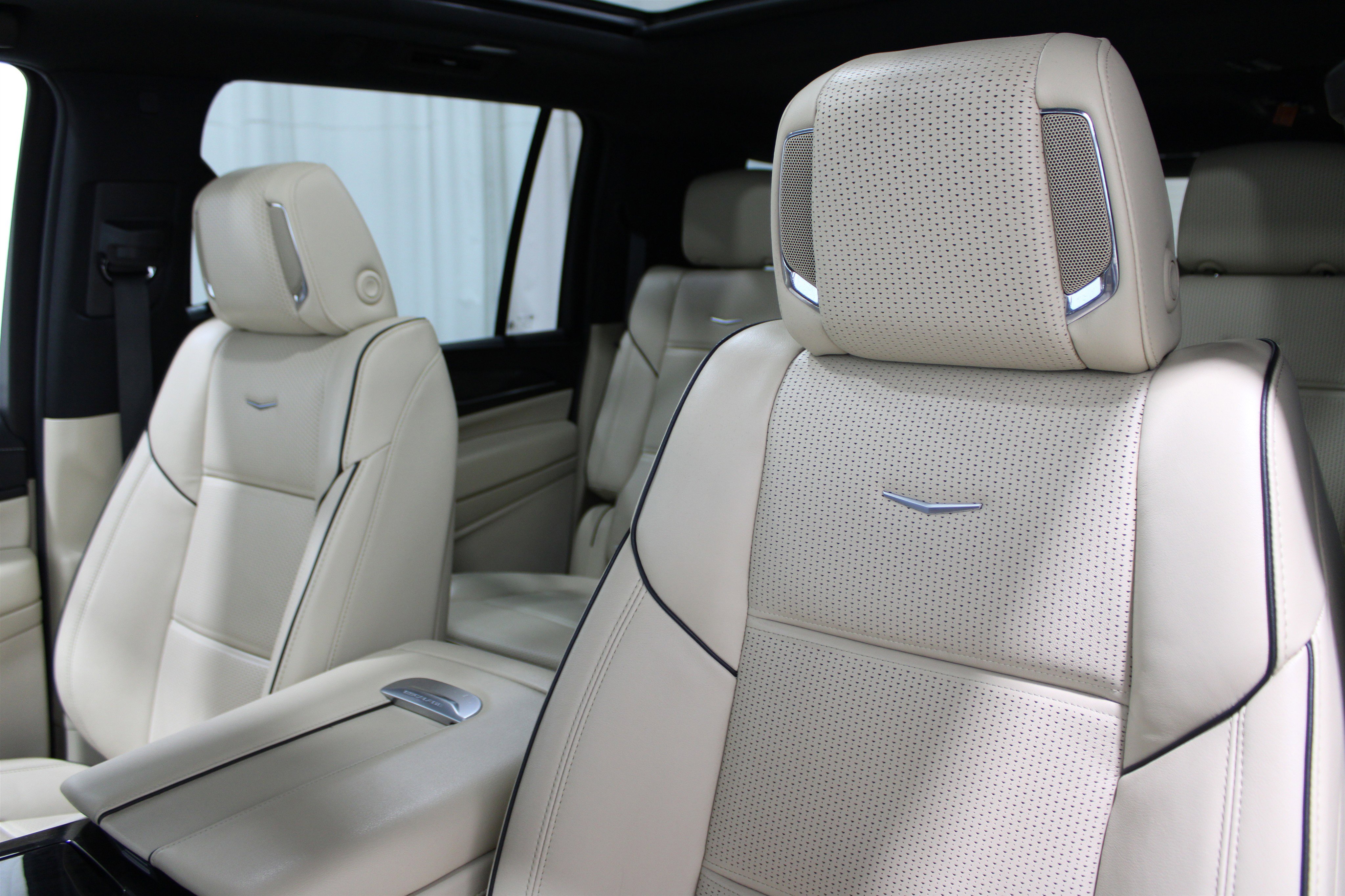 2023 Cadillac Escalade ESV Premium Luxury photo 3