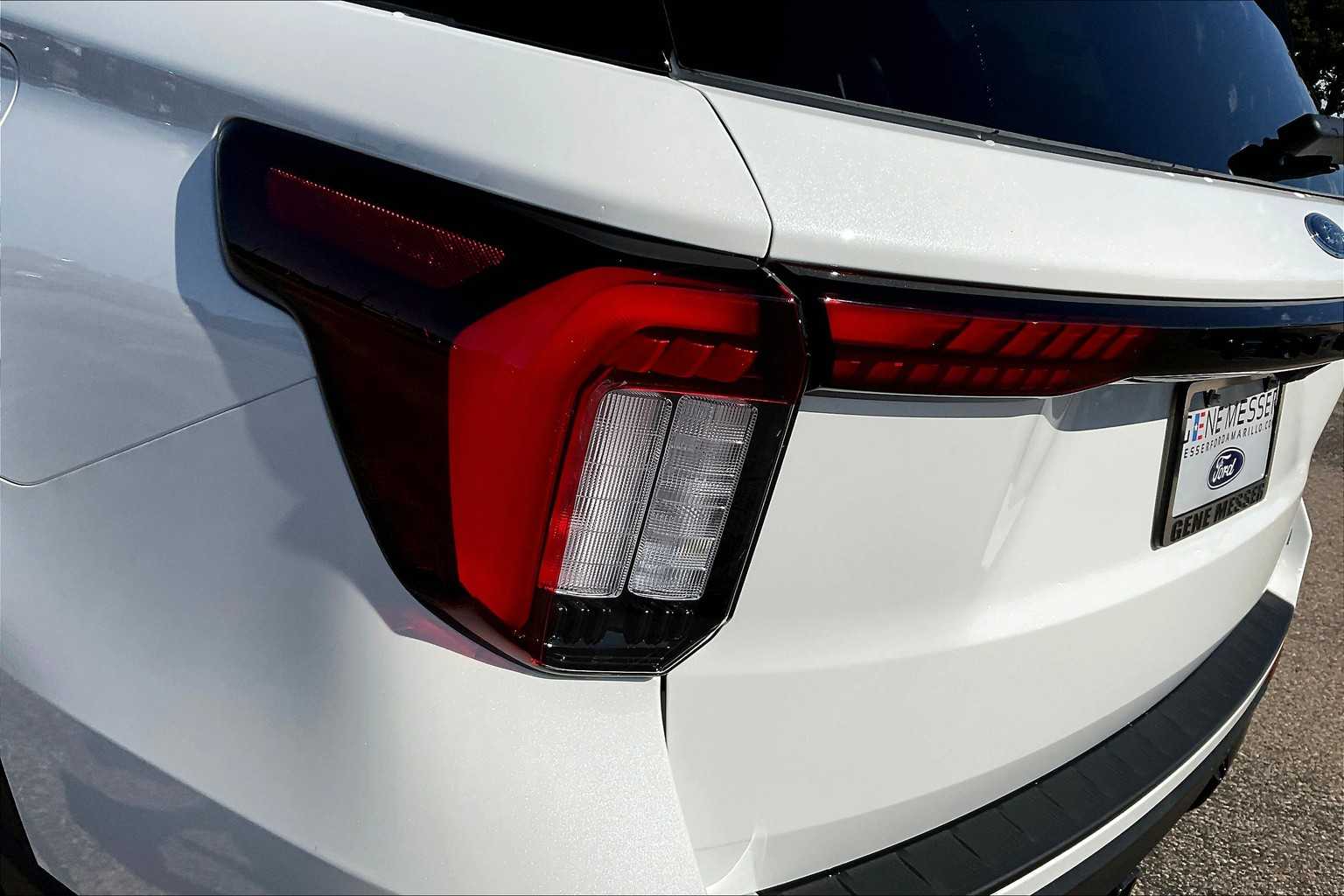 2025 Ford Explorer ST-Line photo 12