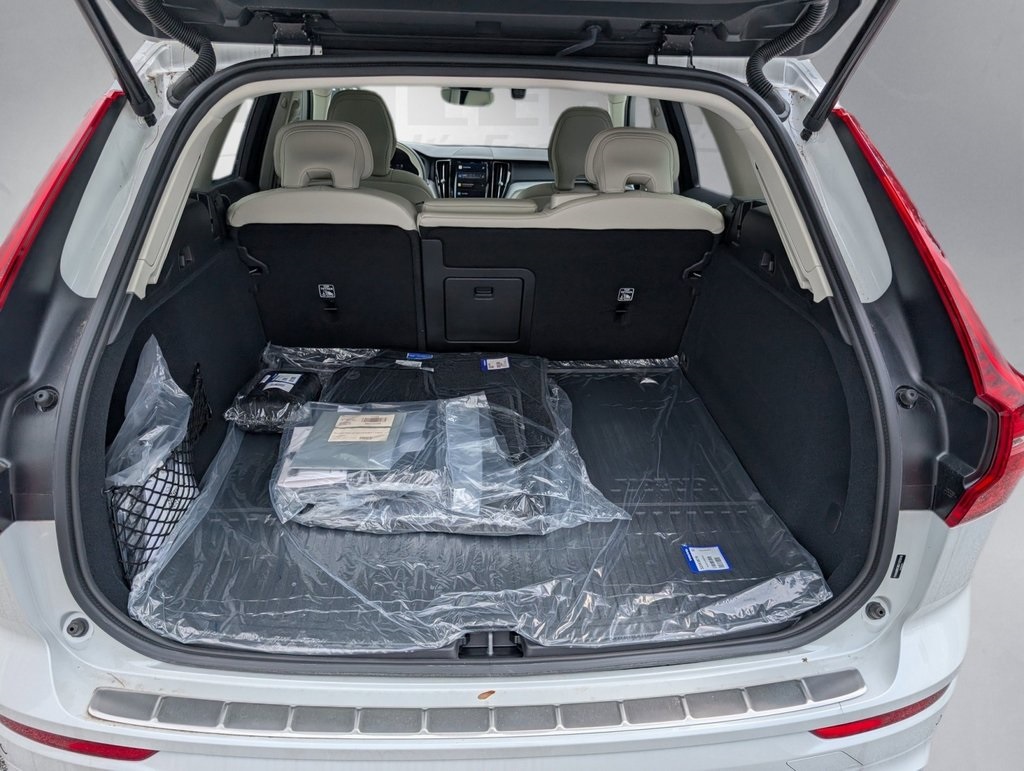 2025 Volvo XC60 Hybrid T8 Plus photo 6