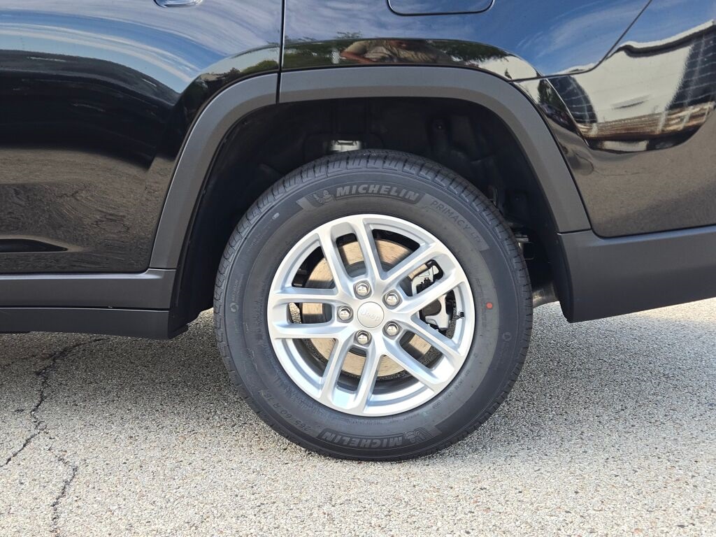 2025 Jeep Grand Cherokee Laredo photo 16