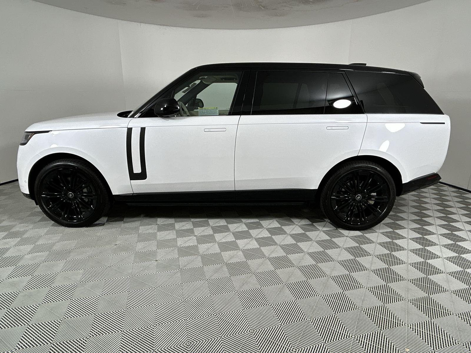 2025 Land Rover Range Rover SE photo 2