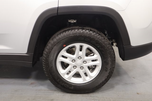 2025 Jeep Grand Cherokee Laredo photo 23