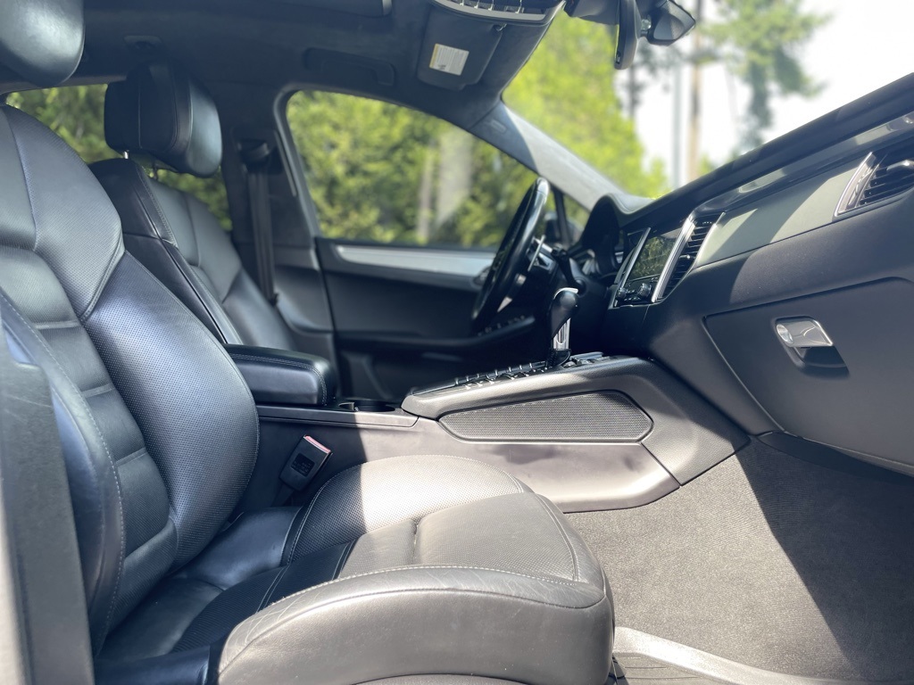 2018 Porsche Macan Turbo photo 18