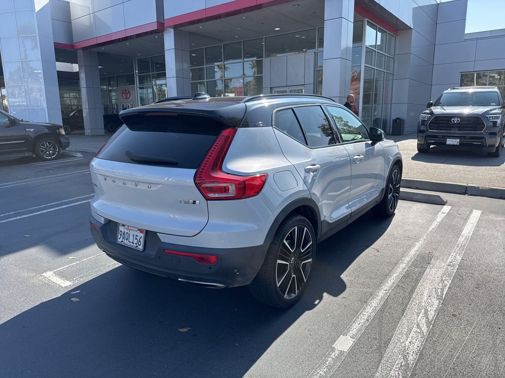 2020 Volvo XC40 R-Design AWD photo 3