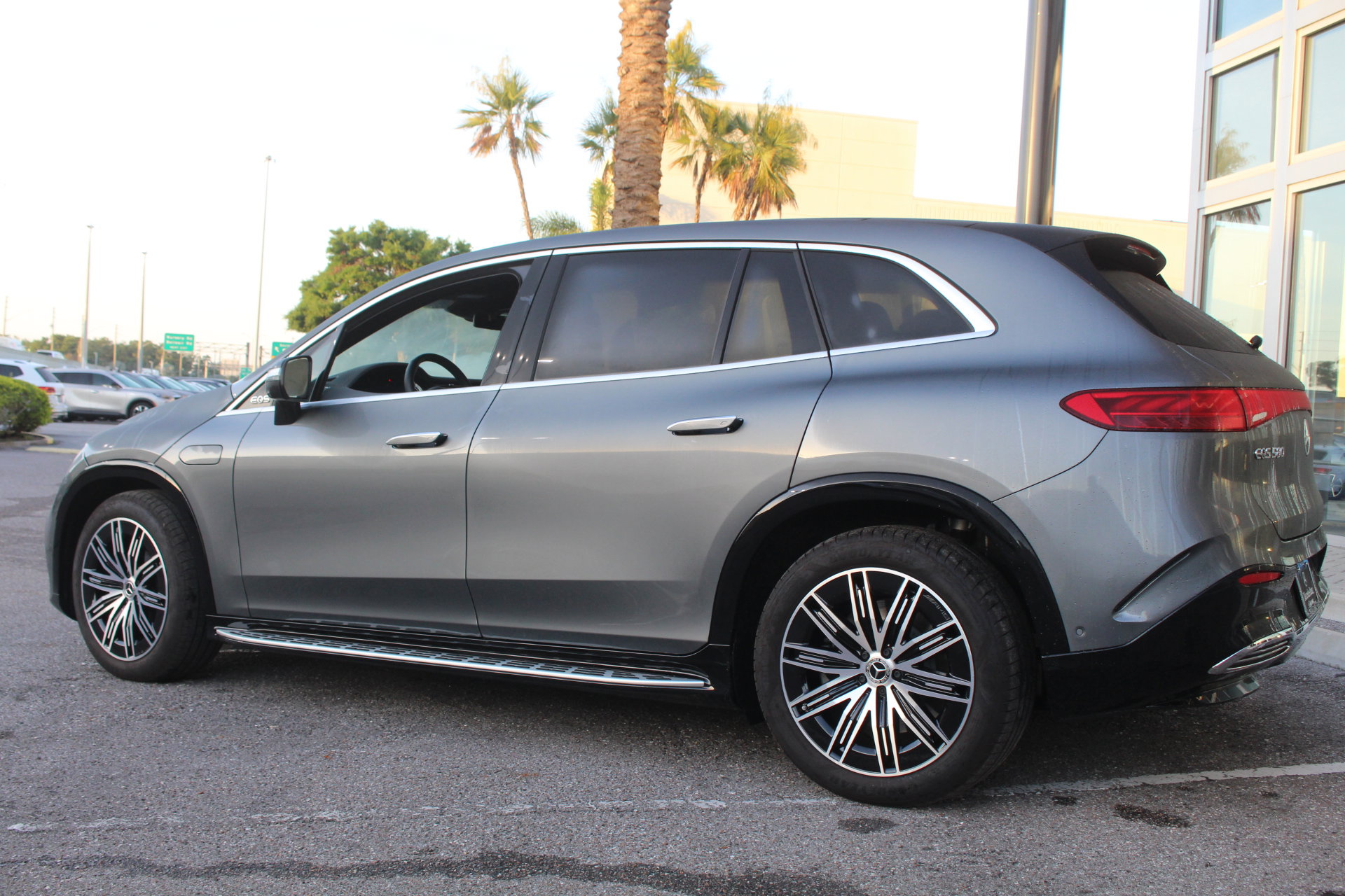 2025 Mercedes Benz EQS SUV 580 4MATIC photo 4