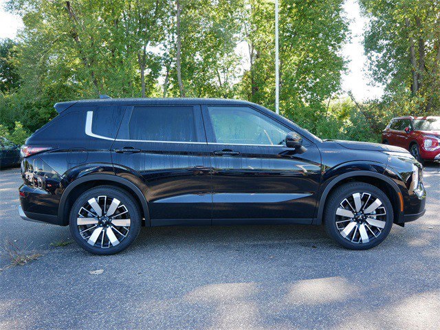 2025 Mitsubishi Outlander SE photo 8