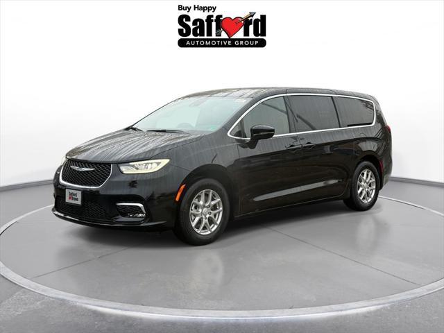 2026 Chrysler Pacifica Select's photo