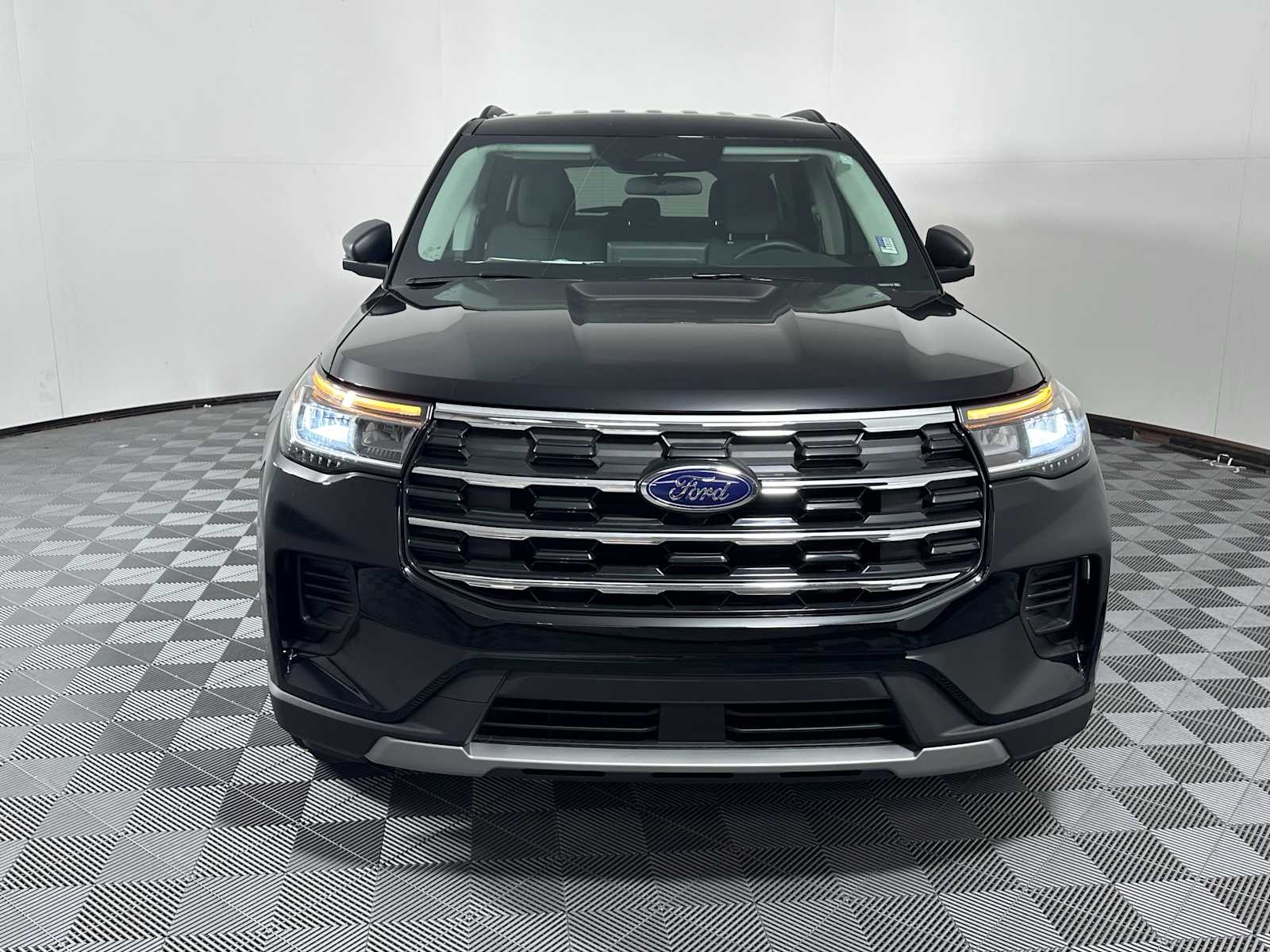 2025 Ford Explorer photo 2