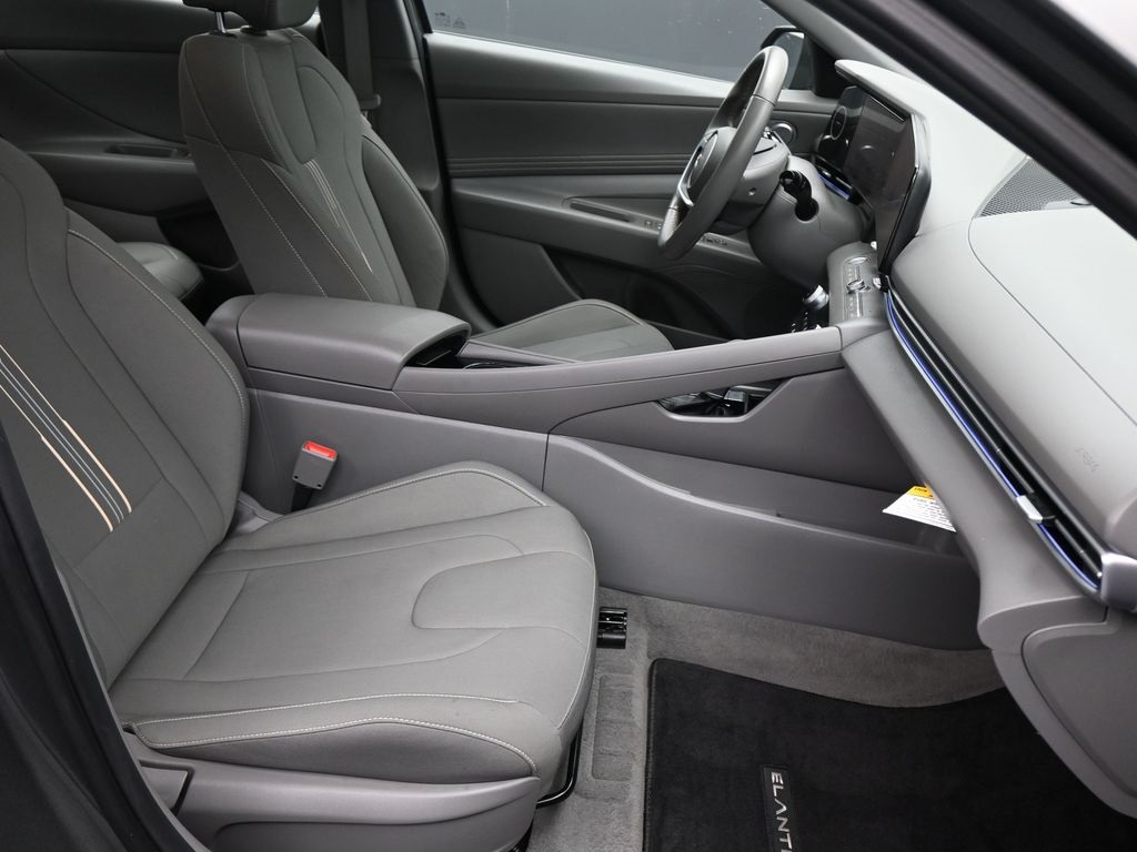 2025 Hyundai Elantra SEL Convenience photo 12