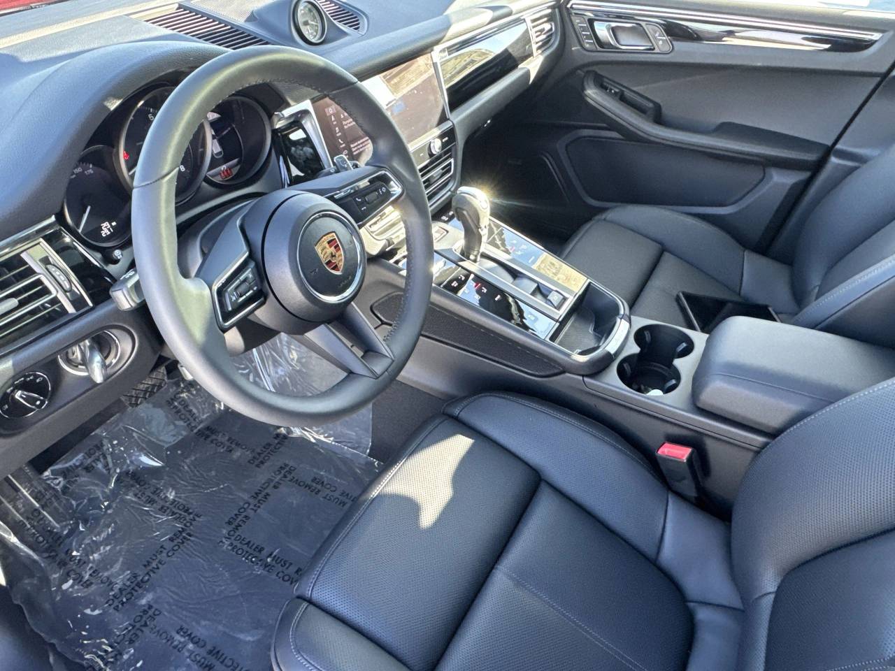 2025 Porsche Macan Base photo 3