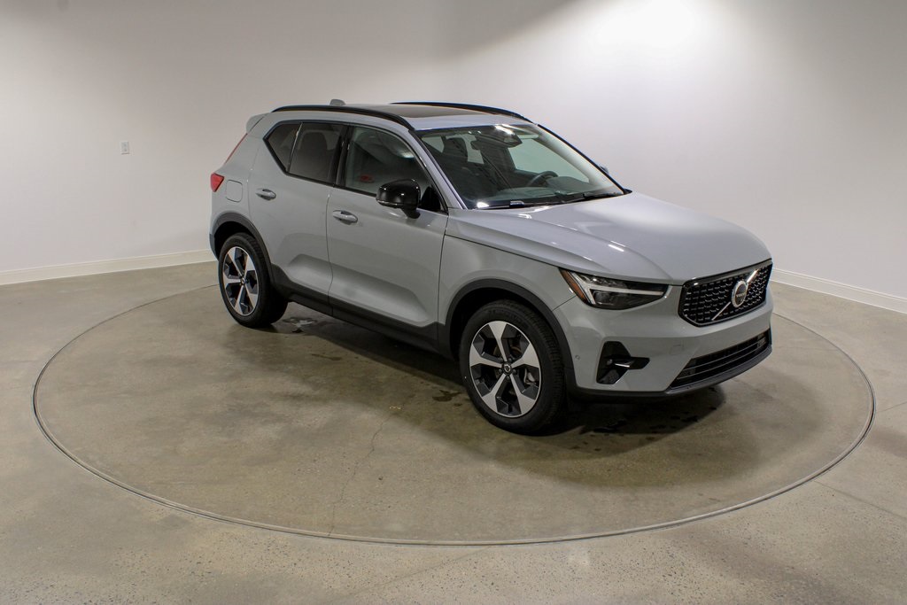 2025 Volvo XC40 Plus photo 8