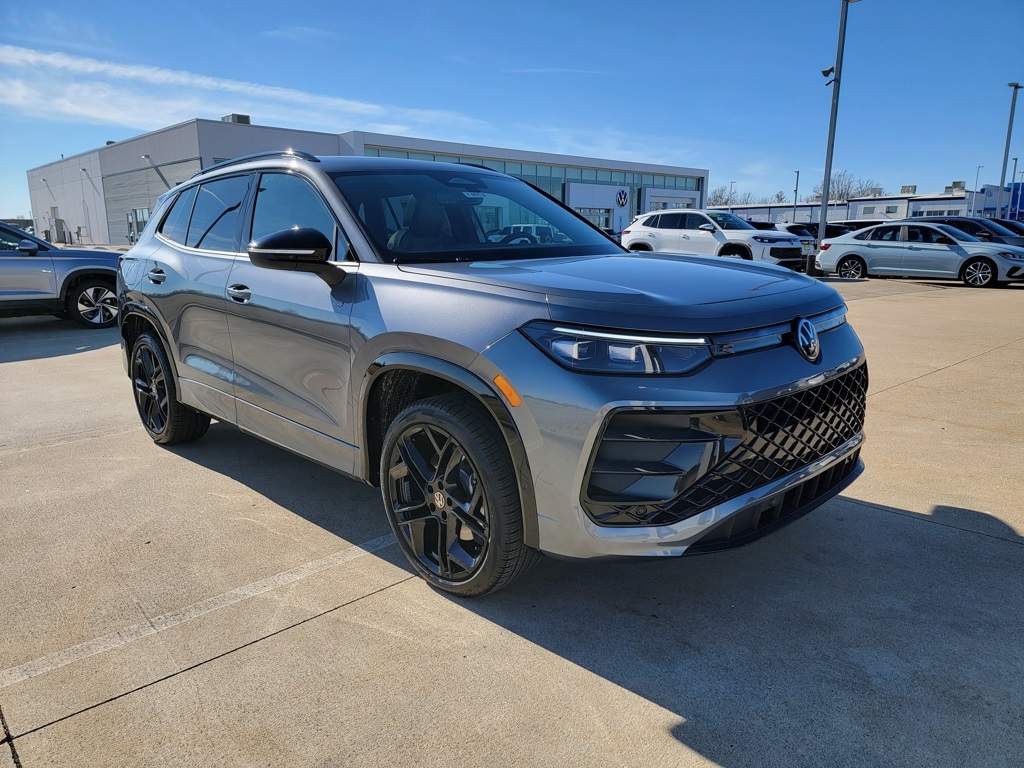 2026 Volkswagen Tiguan SE R-Line Black's photo