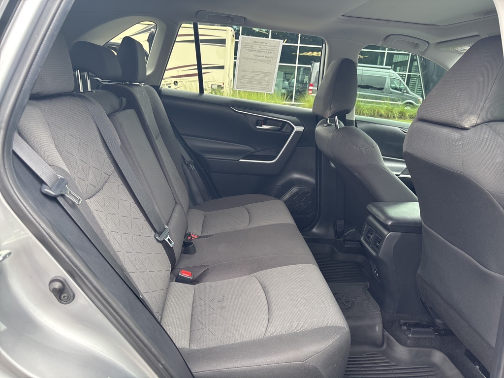 2020 Toyota RAV4 XLE photo 18