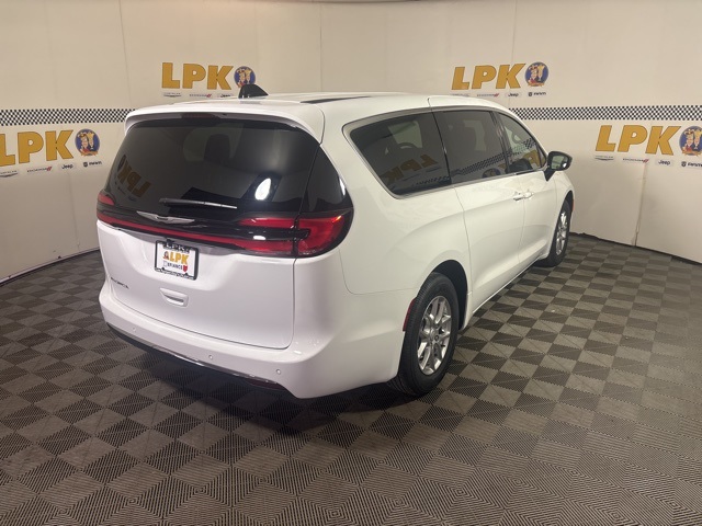 2026 Chrysler Pacifica photo 3