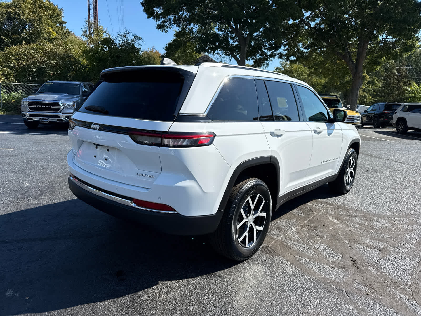 2025 Jeep Grand Cherokee Limited photo 3