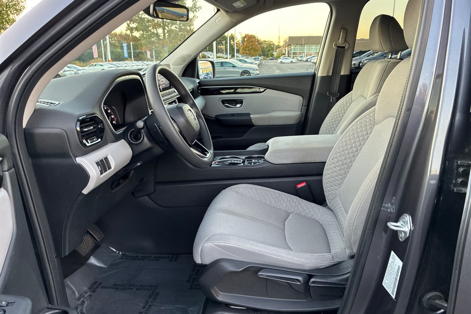2023 Honda Pilot LX photo 8