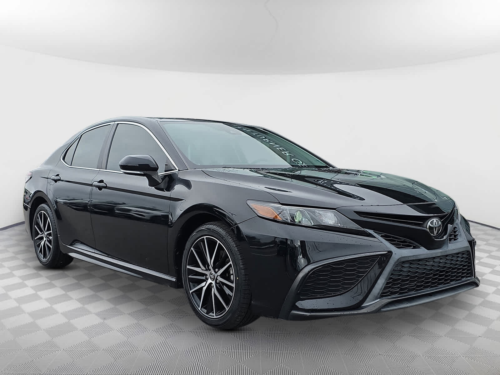 2021 Toyota Camry SE's photo