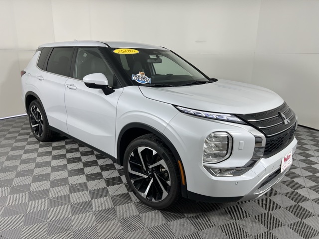 2024 Mitsubishi Outlander SE's photo