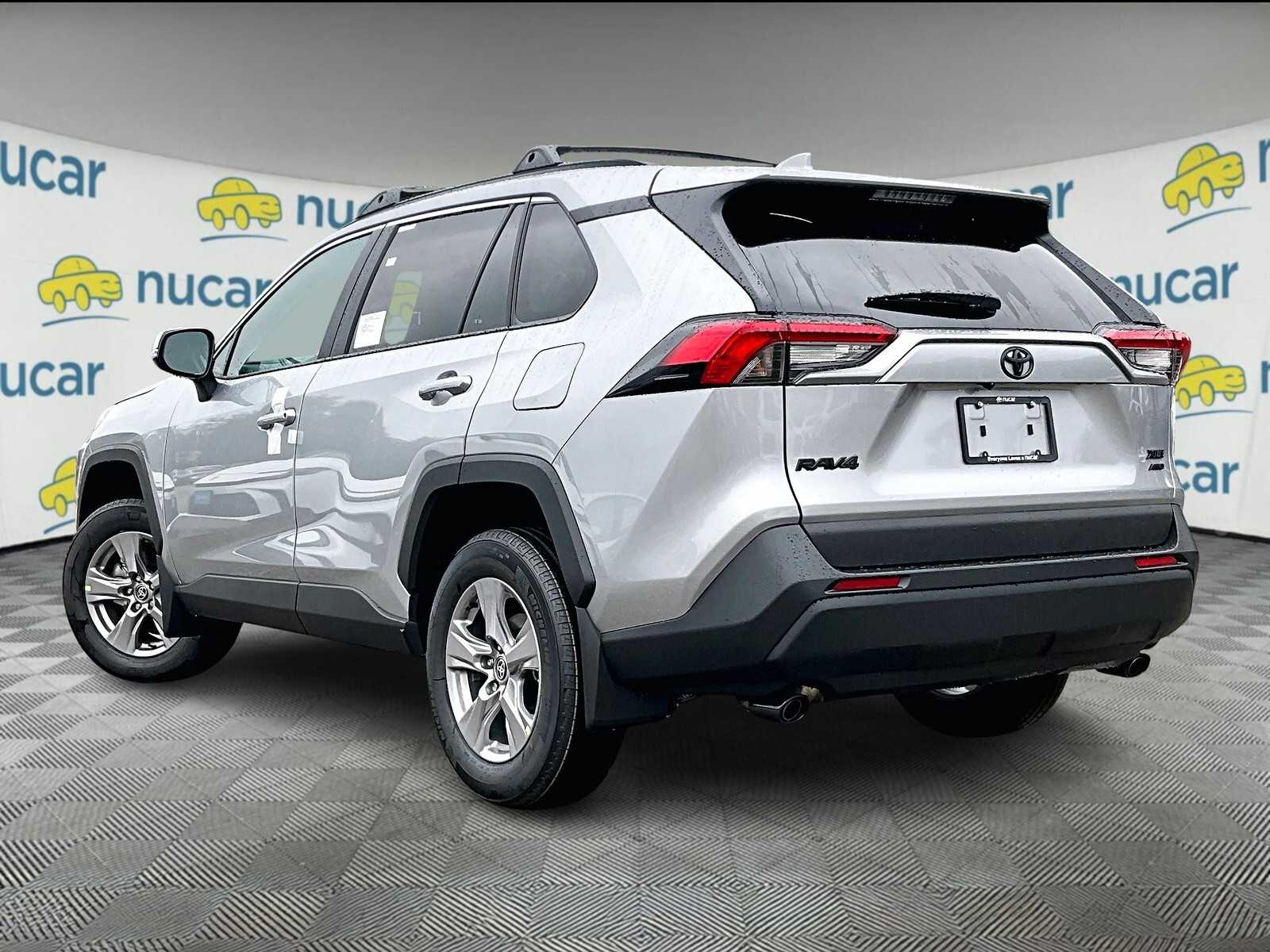 2025 Toyota RAV4 XLE photo 4