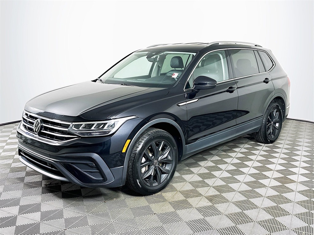 2024 Volkswagen Tiguan SE's photo