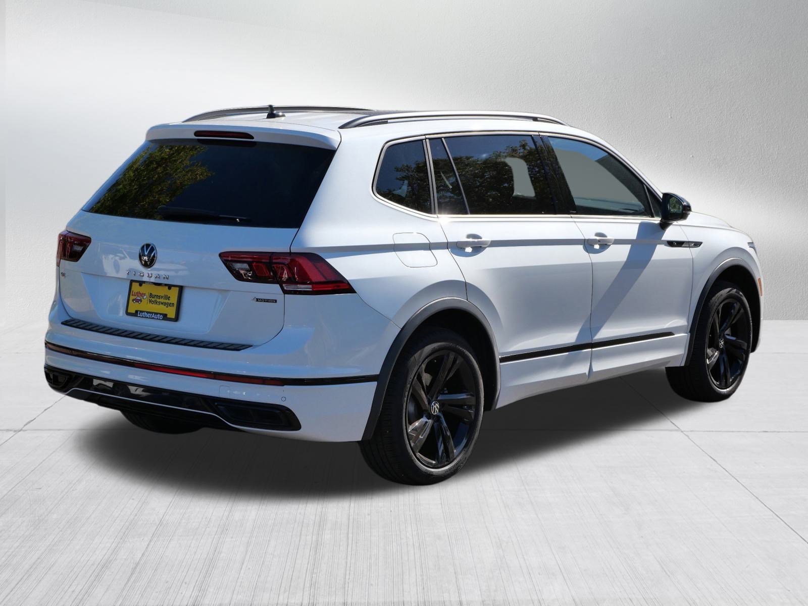 2024 Volkswagen Tiguan SE R-Line Black photo 4