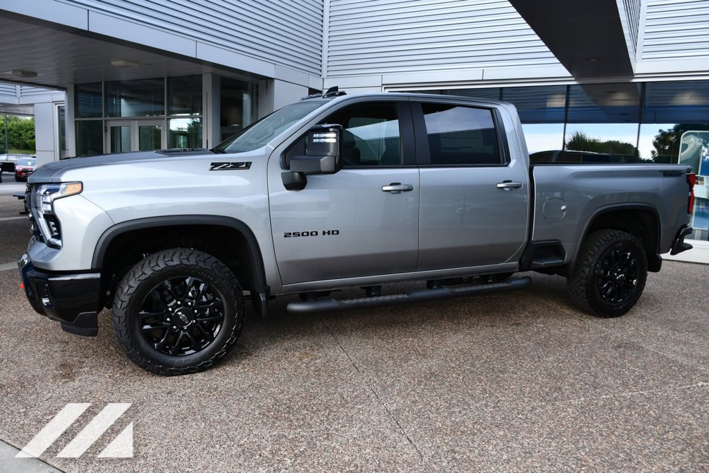 2025 Chevrolet Silverado 2500HD LT photo 2