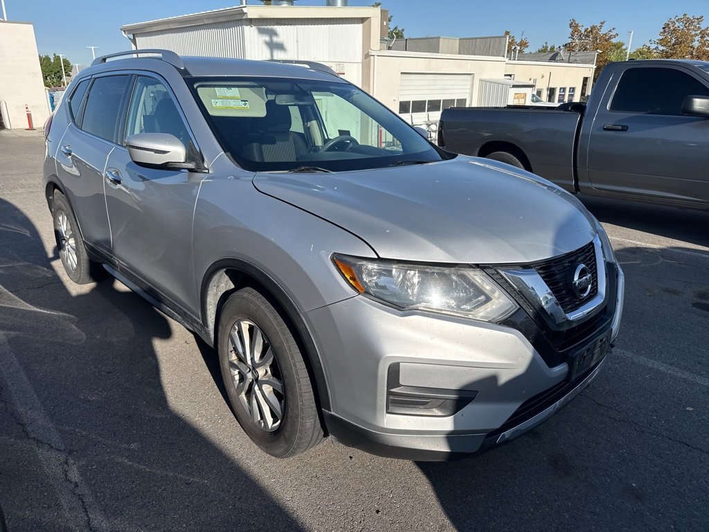2017 Nissan Rogue SV photo 3