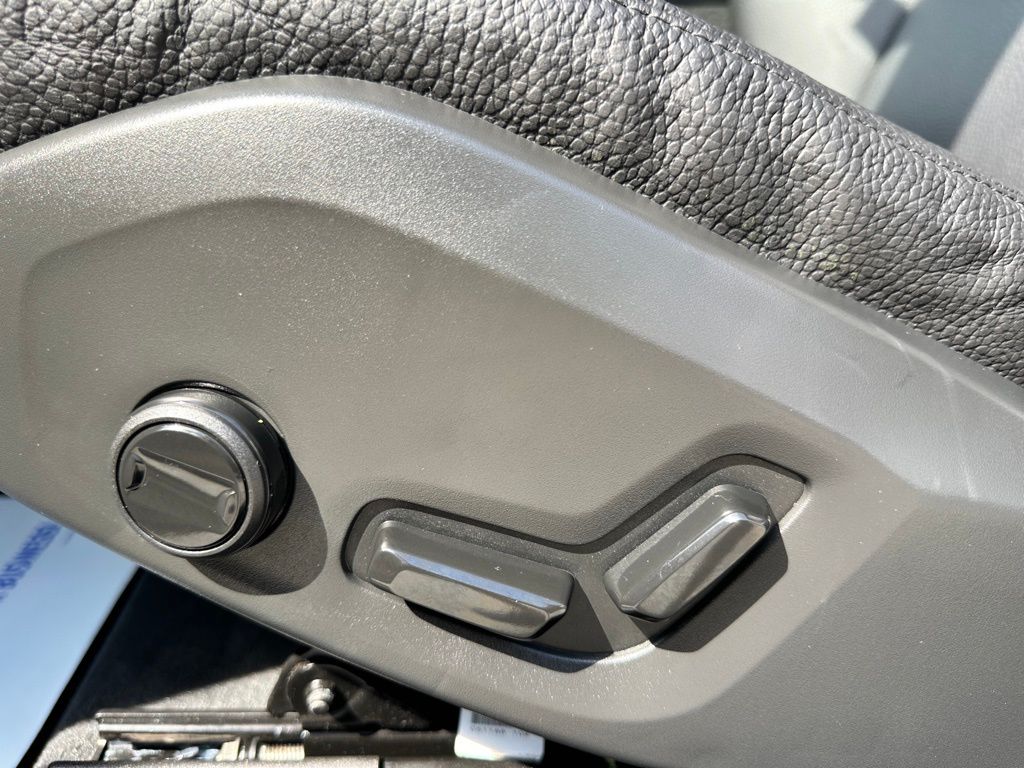 2025 Volvo XC60 B5 Plus photo 12