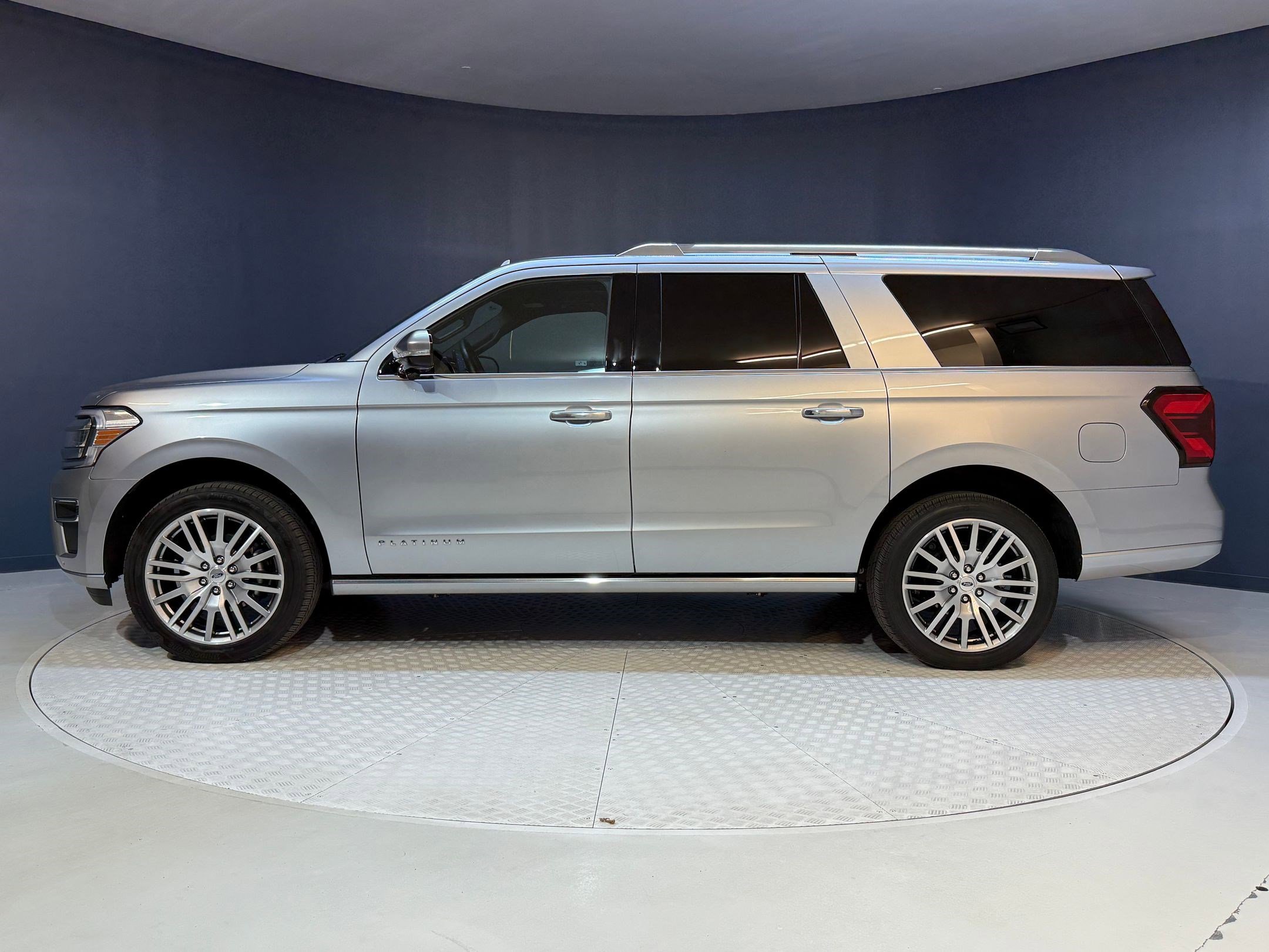 2023 Ford Expedition MAX Platinum photo 2