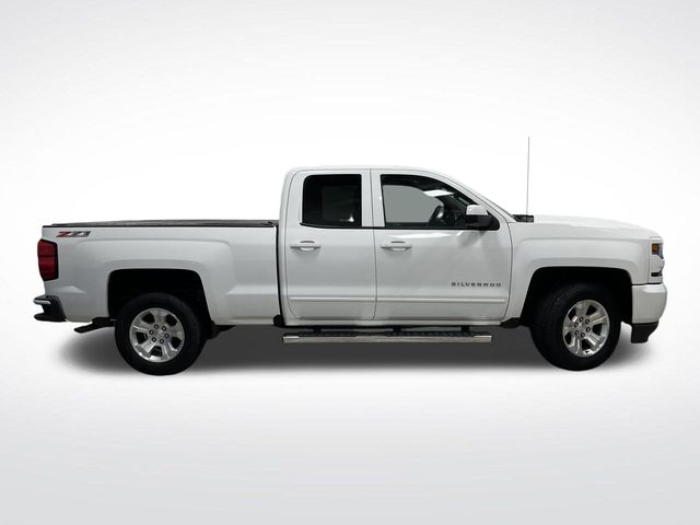 2017 Chevrolet Silverado 1500 LT photo 2