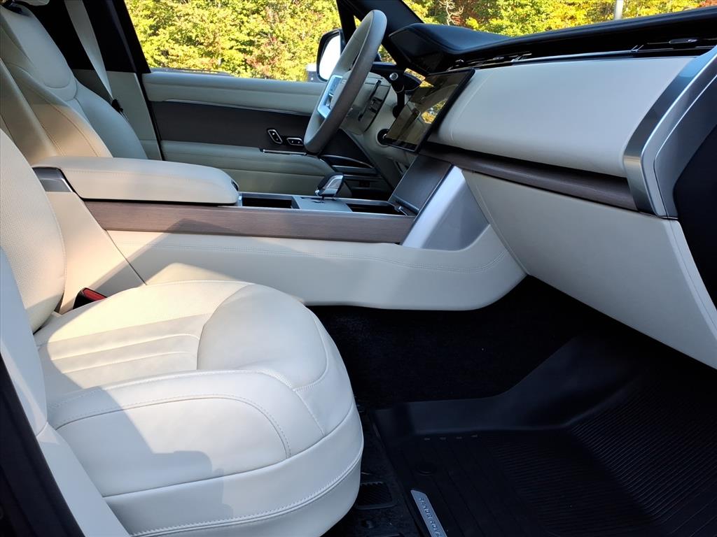 2025 Land Rover Range Rover SE photo 3