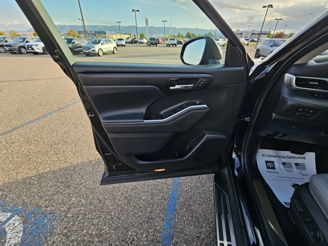 2023 Toyota Highlander Hybrid Bronze Edition photo 15