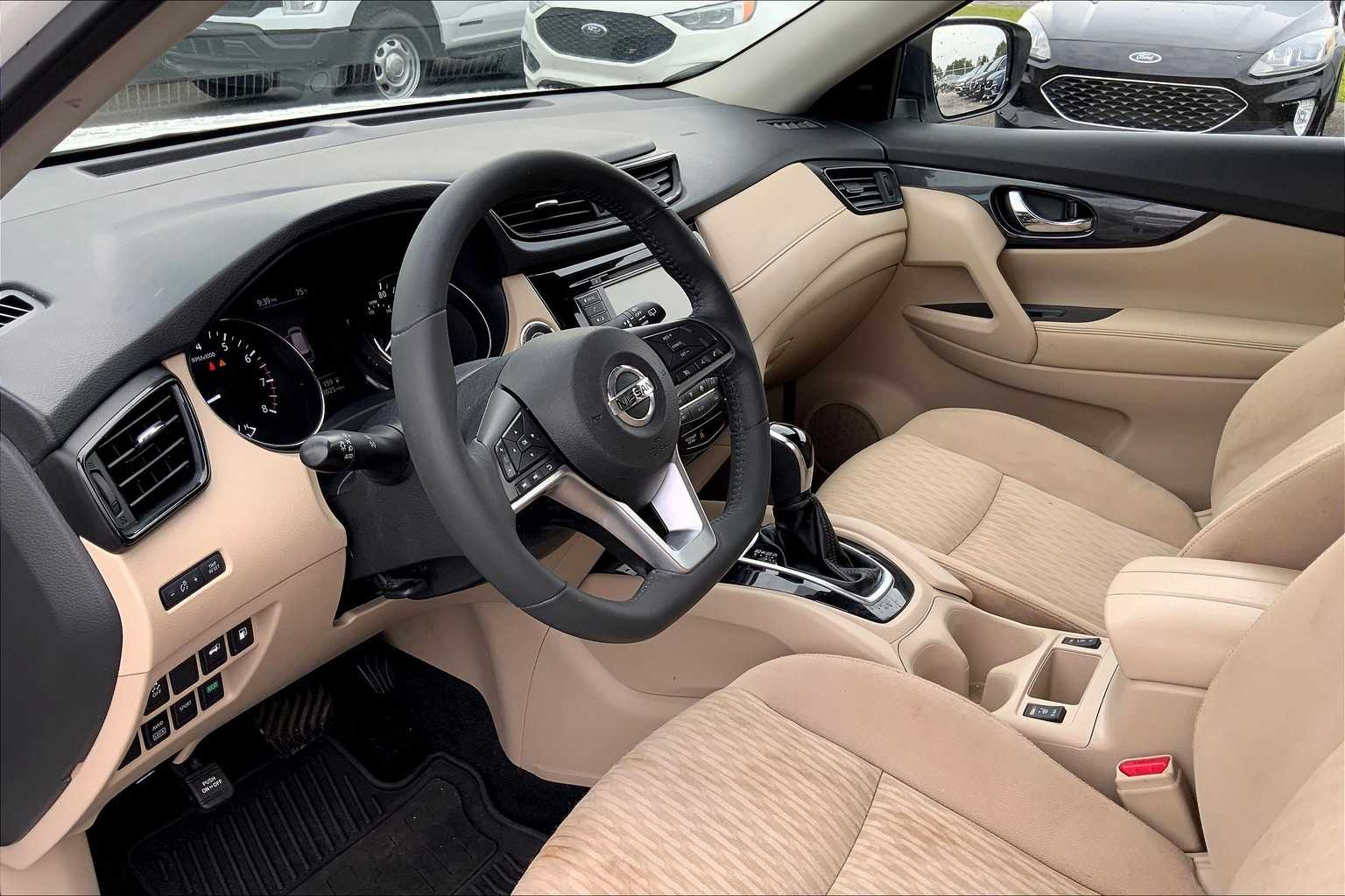 2018 Nissan Rogue SV photo 16