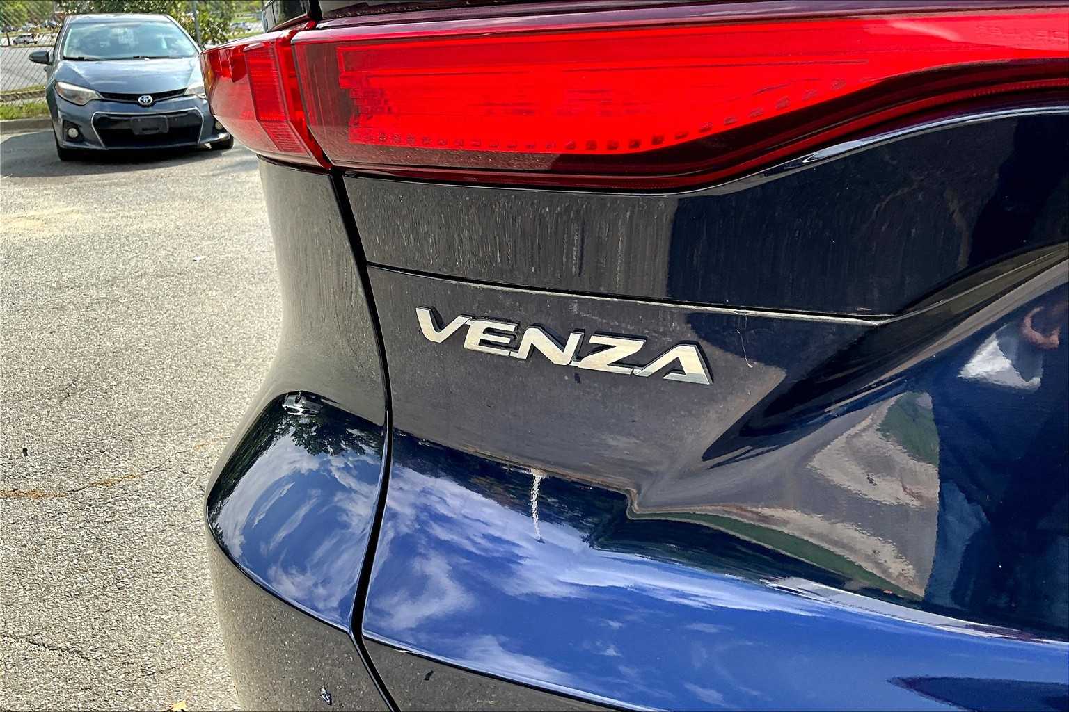 2022 Toyota Venza XLE photo 29