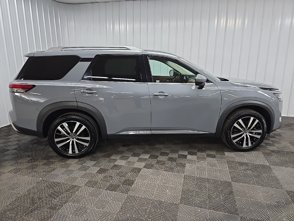 2023 Nissan Pathfinder Platinum photo 2