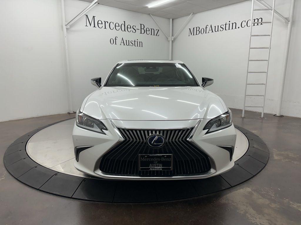 2021 Lexus ES 300h photo 2