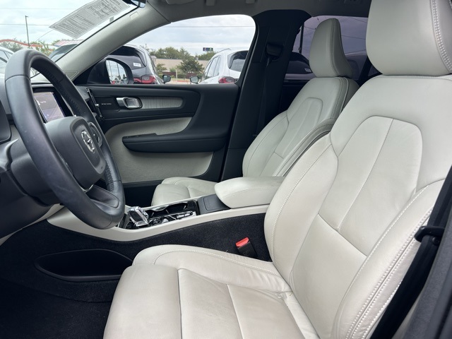 2024 Volvo XC40 Plus photo 7