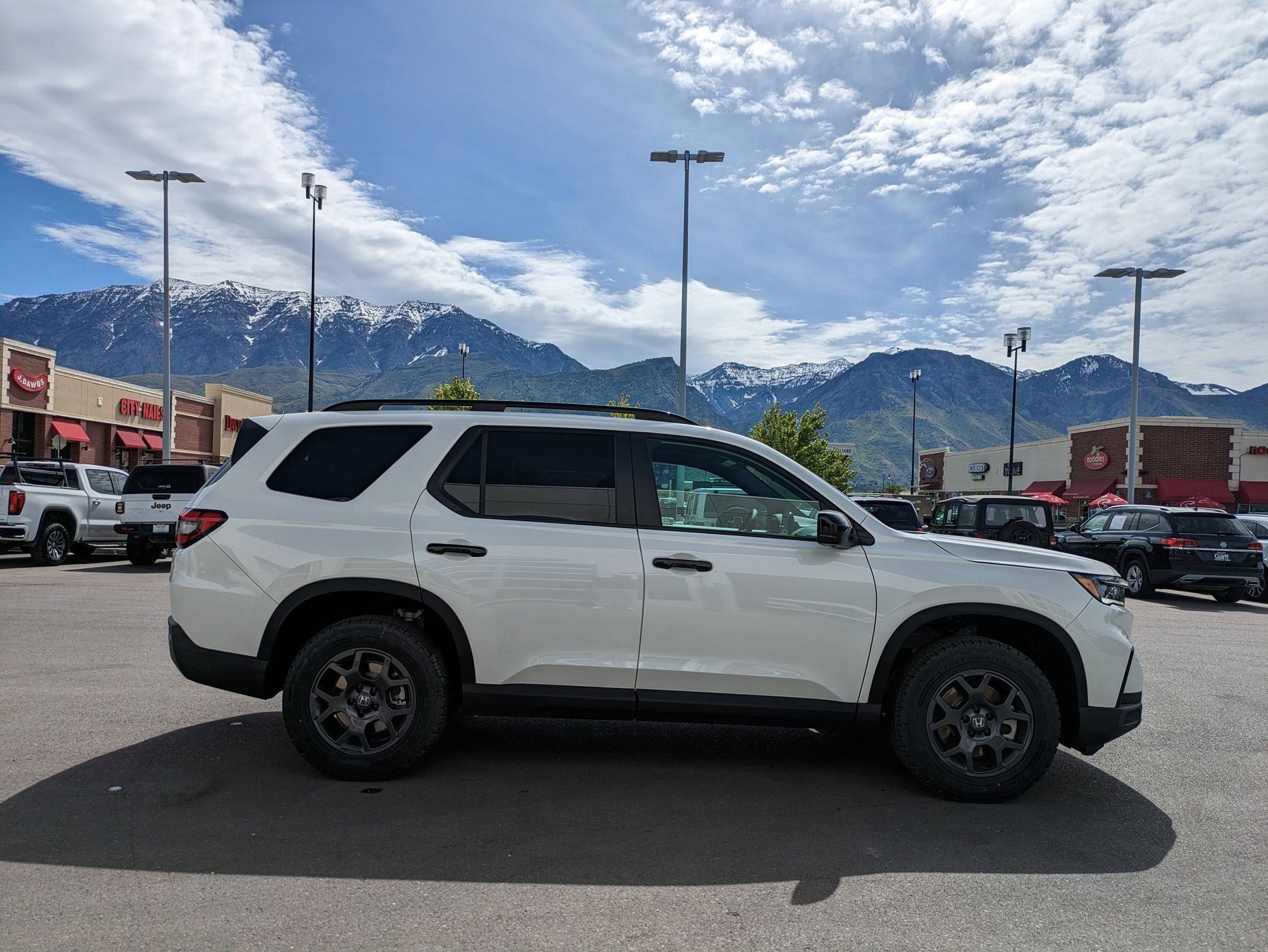 2025 Honda Pilot TrailSport photo 2