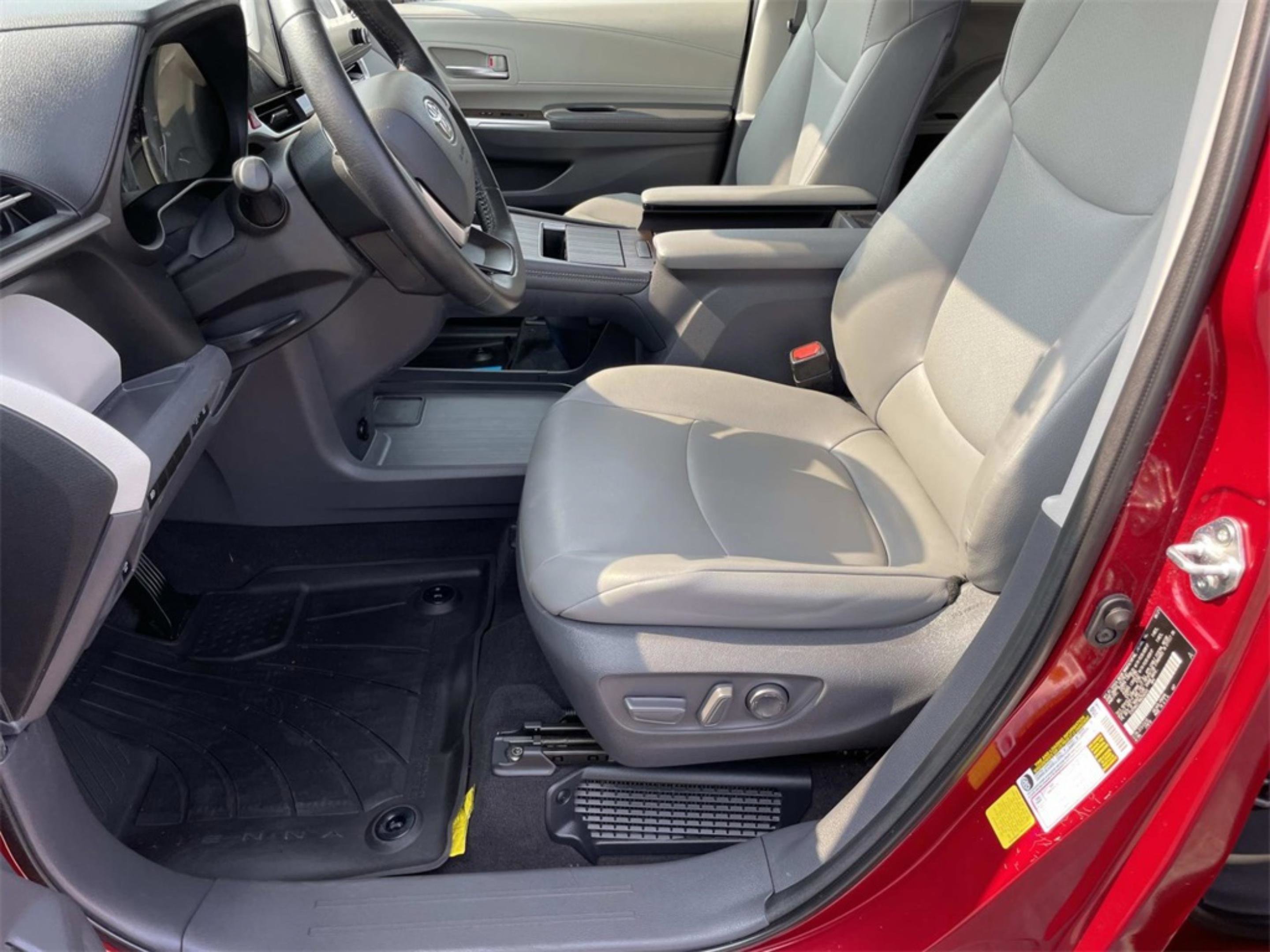 2021 Toyota Sienna XLE photo 9