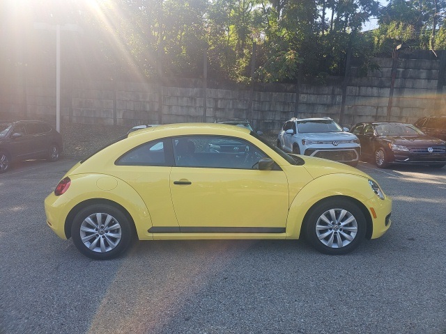 2015 Volkswagen Beetle 1.8T Classic photo 2