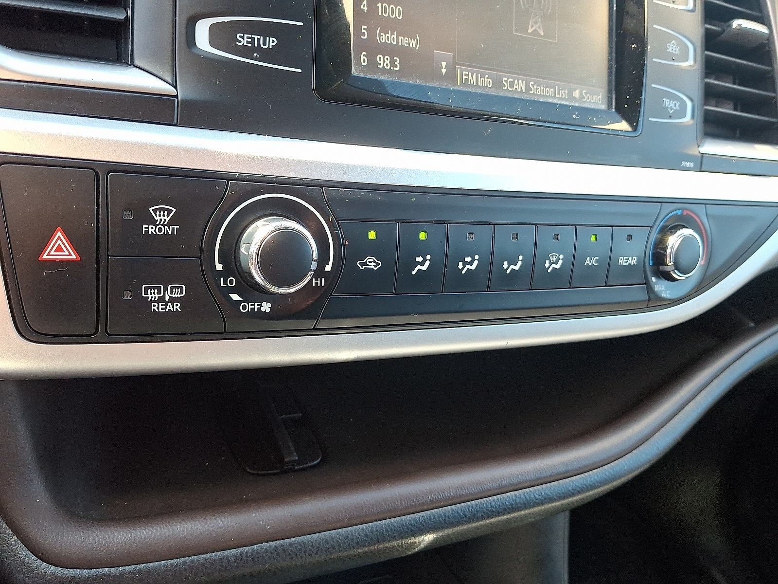 2019 Toyota Highlander LE photo 16
