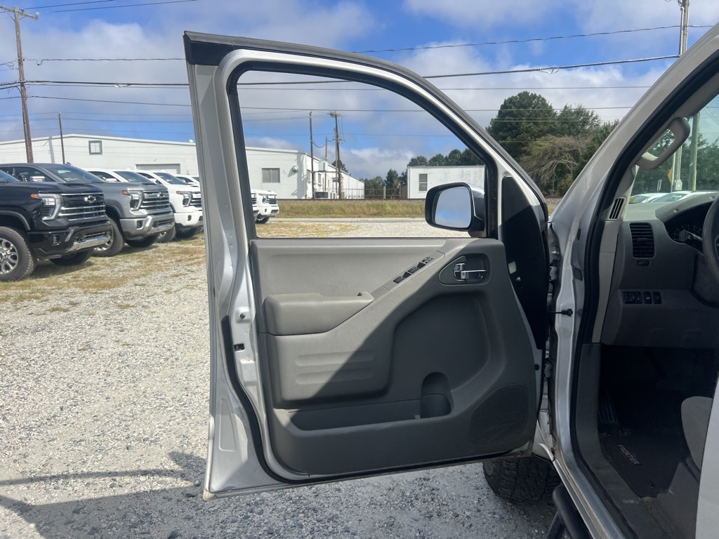 2015 Nissan Frontier SV photo 22