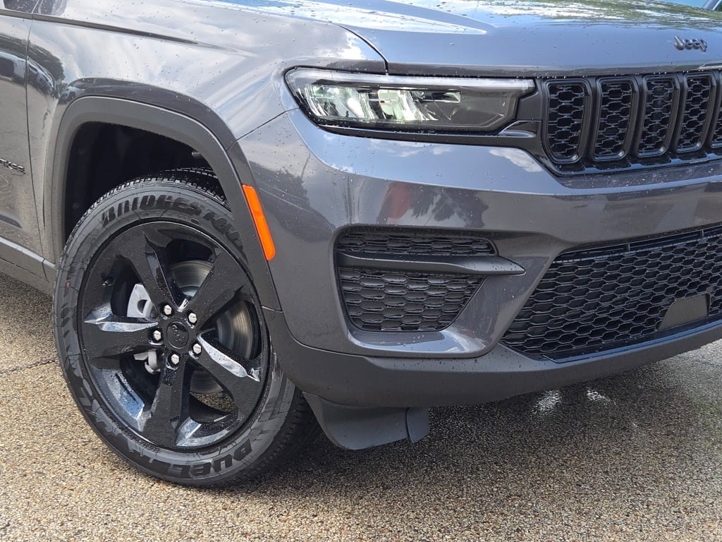 2025 Jeep Grand Cherokee Laredo photo 4