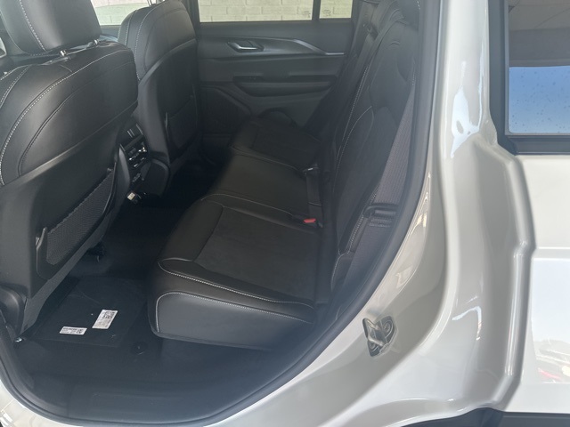2025 Jeep Grand Cherokee Altitude photo 8